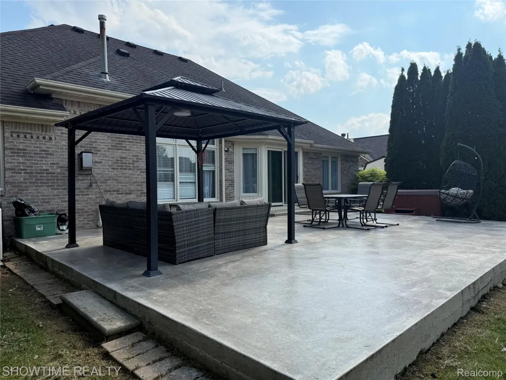 21523 Mackenzie Drive Macomb Township, MI 48044