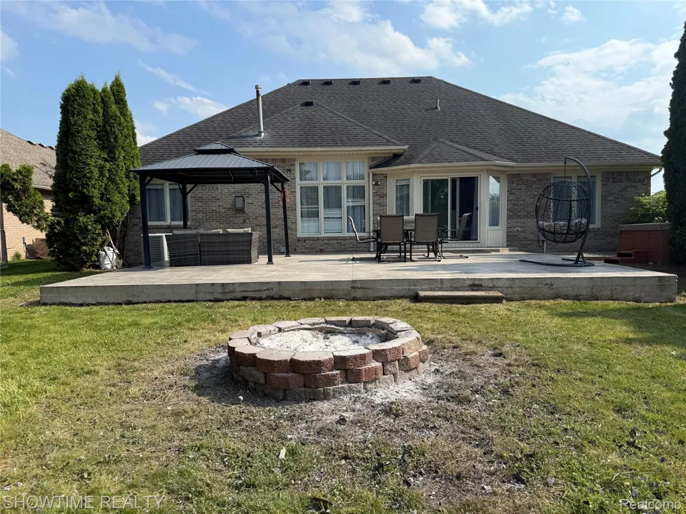 21523 Mackenzie Drive Macomb Township, MI 48044