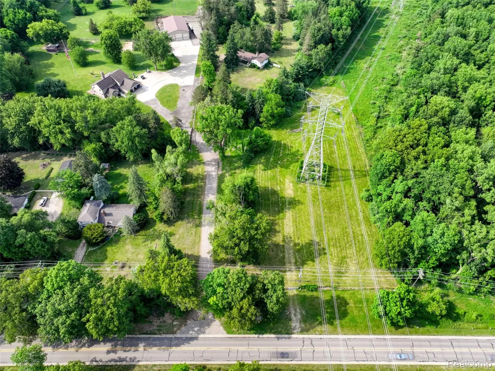 3020 Glengary Road Commerce Charter Township, MI 48382