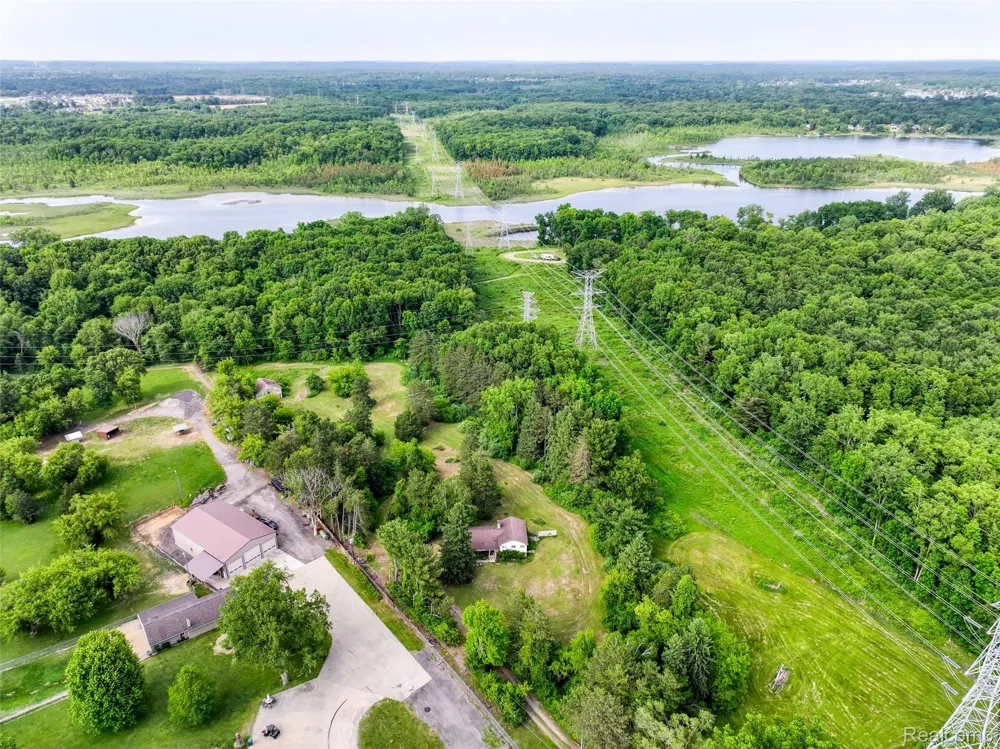 3020 Glengary Road Commerce Charter Township, MI 48382