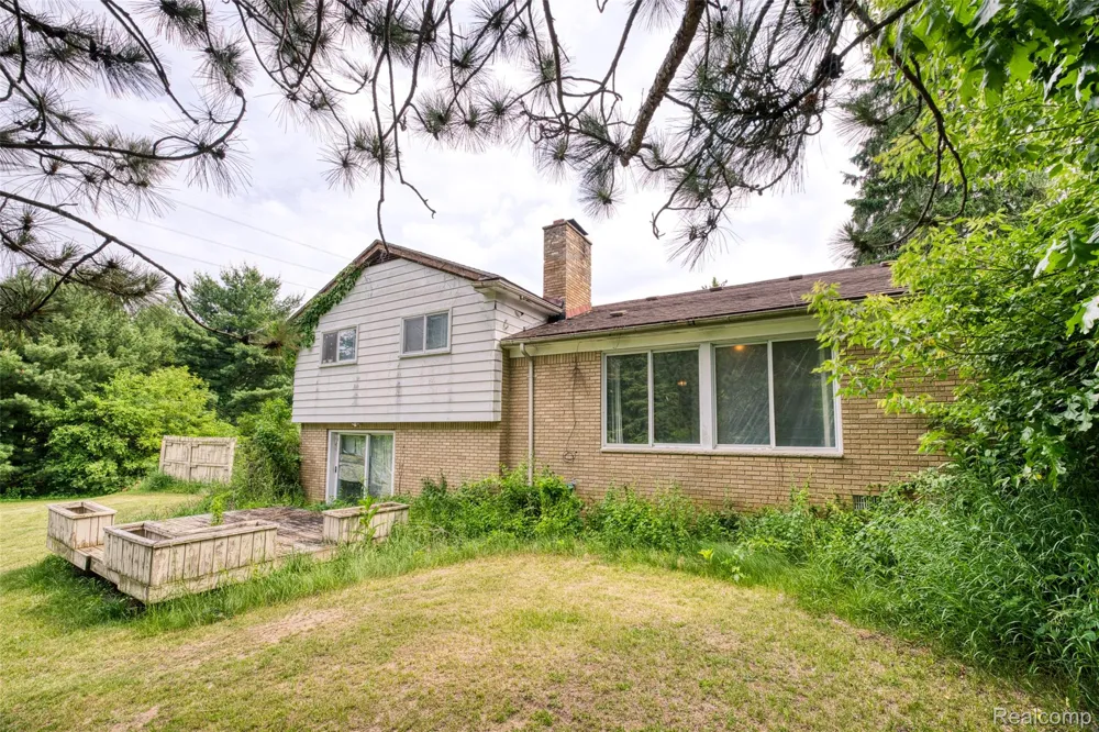 3020 Glengary Road Commerce Charter Township, MI 48382
