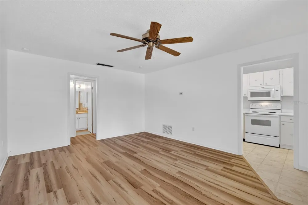 200 E 10TH AVENUE #8 Mount Dora, FL 32757