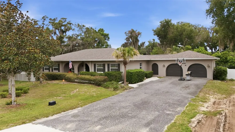 112 E GARDENIA STREET Howey In The Hills, FL 34737