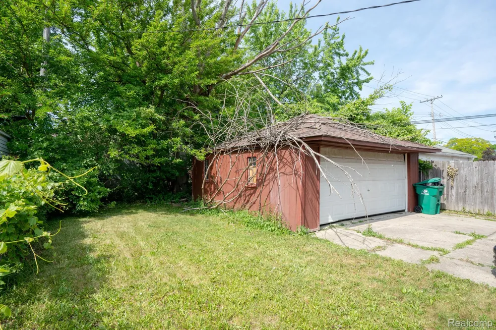 16821 E 8 Mile Road Eastpointe City, MI 48021