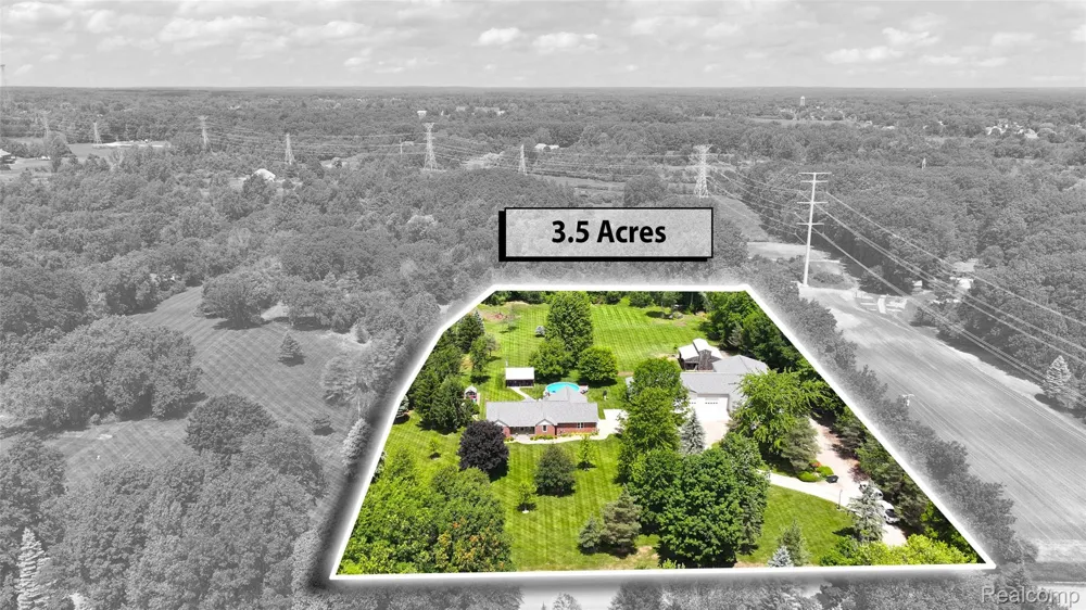 5233 Crawford Road Dryden Township, MI 48428