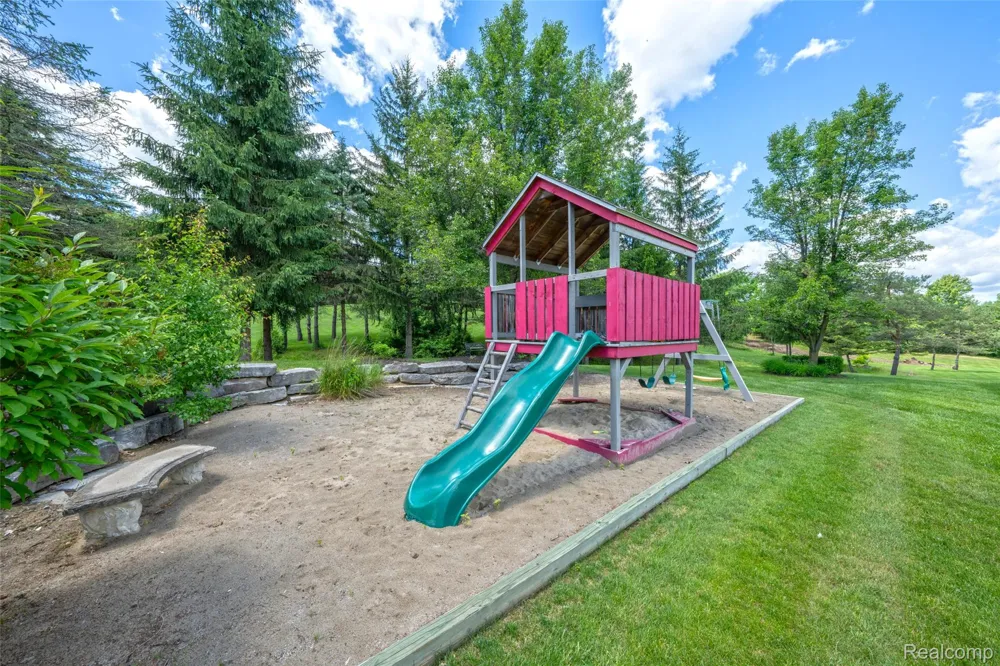 5233 Crawford Road Dryden Township, MI 48428