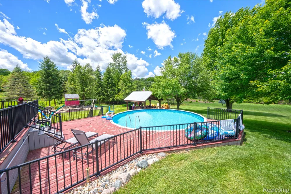 5233 Crawford Road Dryden Township, MI 48428
