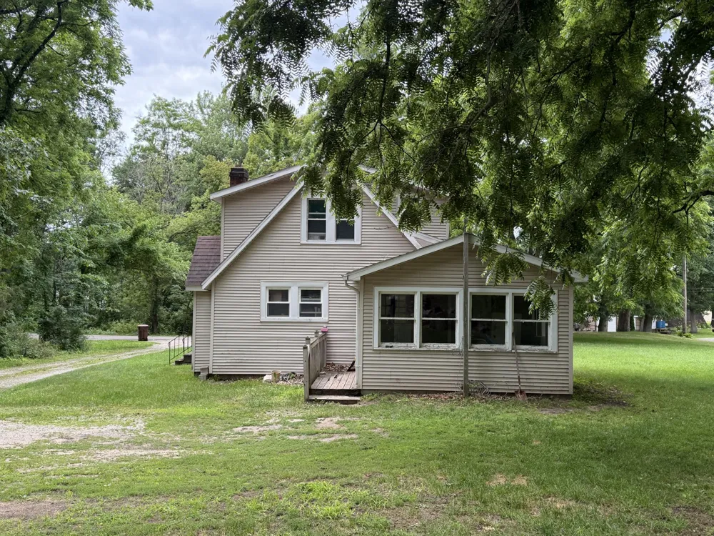 1615 Gilletts Lake Road Leoni Township, MI 49201