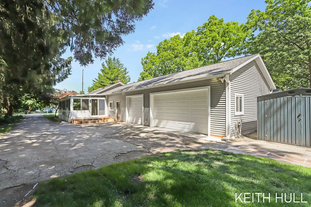 1328 Maplerow Avenue NW Walker City, MI 49534