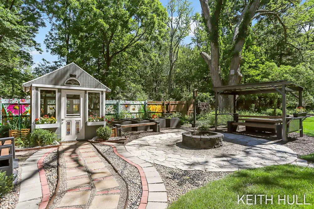 1328 Maplerow Avenue NW Walker City, MI 49534