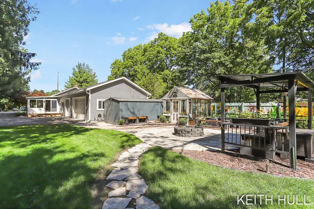 1328 Maplerow Avenue NW Walker City, MI 49534