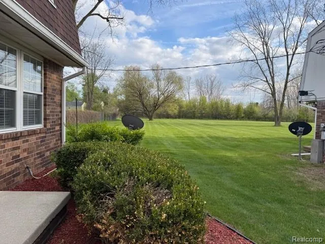 6351 Beechfield Drive Lansing City, MI 48911