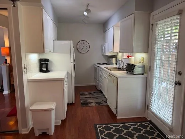 6351 Beechfield Drive Lansing City, MI 48911