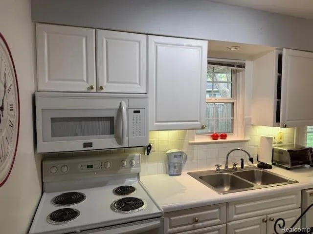 6351 Beechfield Drive Lansing City, MI 48911