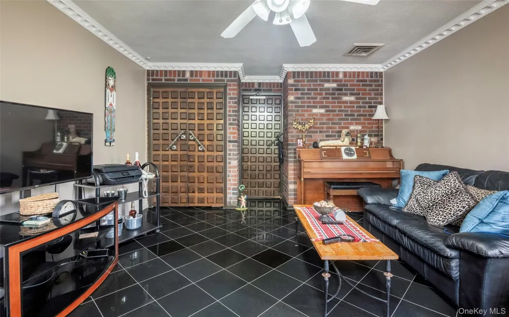 52-04 Redfield Street Douglaston, NY 11362