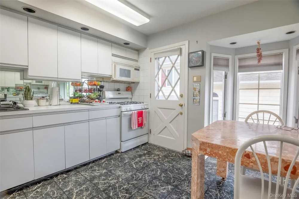 52-04 Redfield Street Douglaston, NY 11362