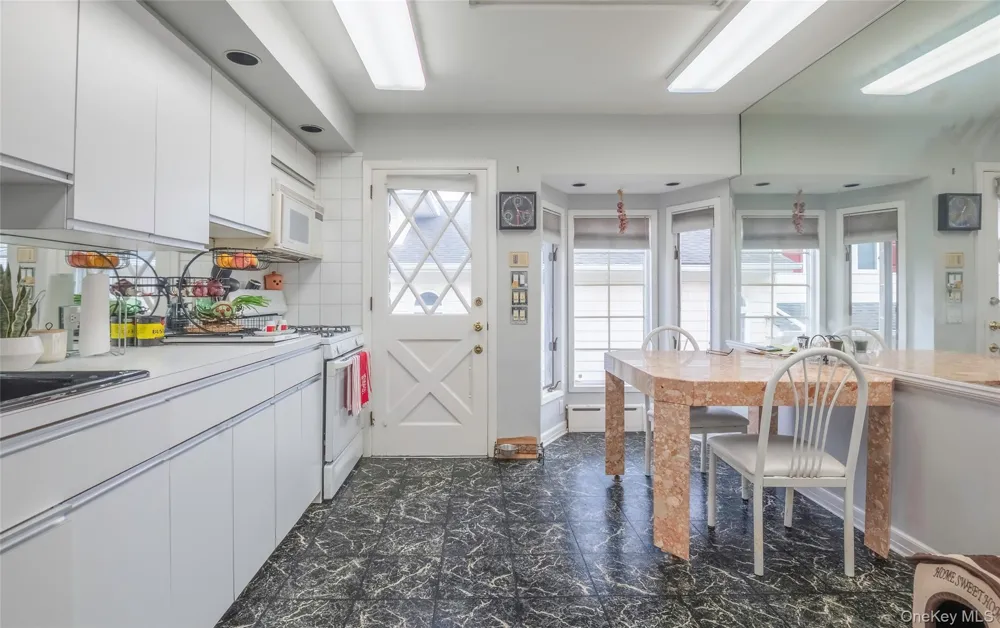 52-04 Redfield Street Douglaston, NY 11362
