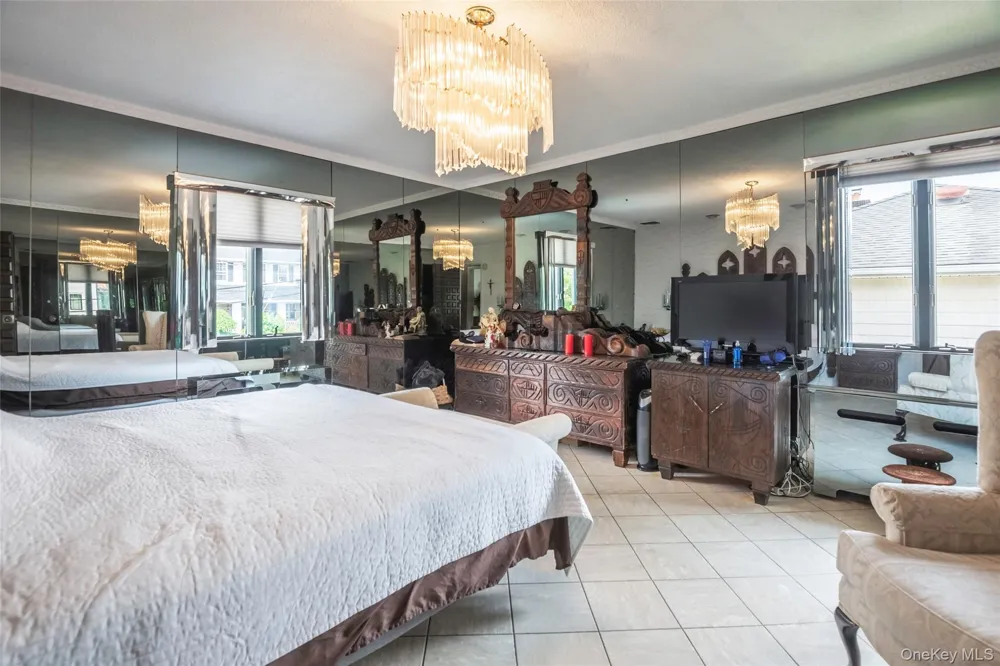52-04 Redfield Street Douglaston, NY 11362