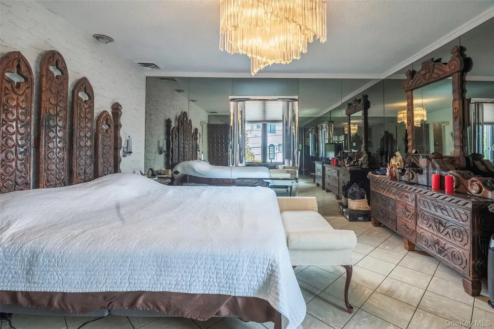 52-04 Redfield Street Douglaston, NY 11362