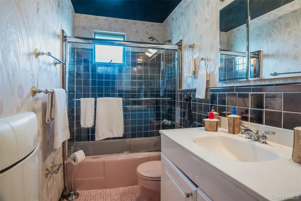 52-04 Redfield Street Douglaston, NY 11362