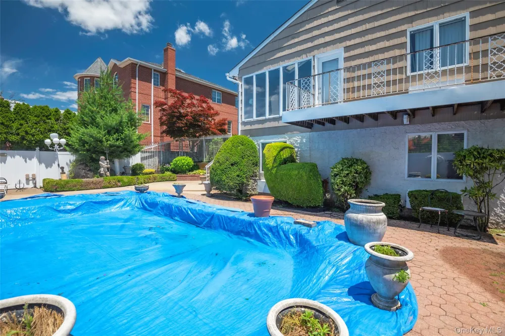 52-04 Redfield Street Douglaston, NY 11362