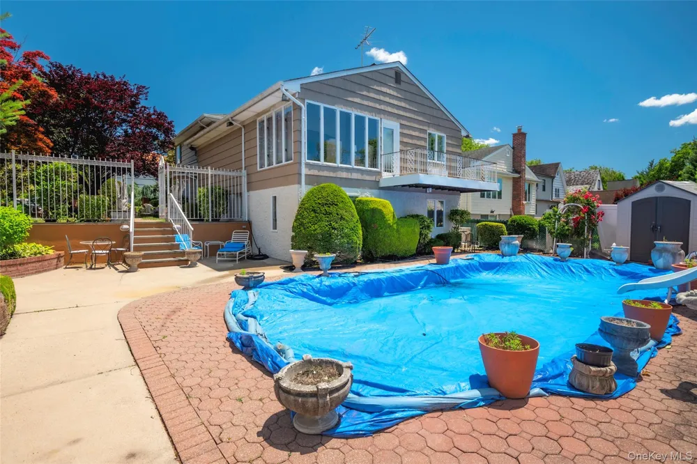 52-04 Redfield Street Douglaston, NY 11362