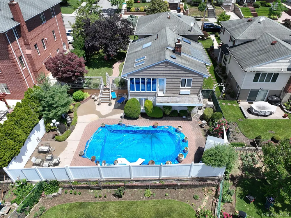 52-04 Redfield Street Douglaston, NY 11362
