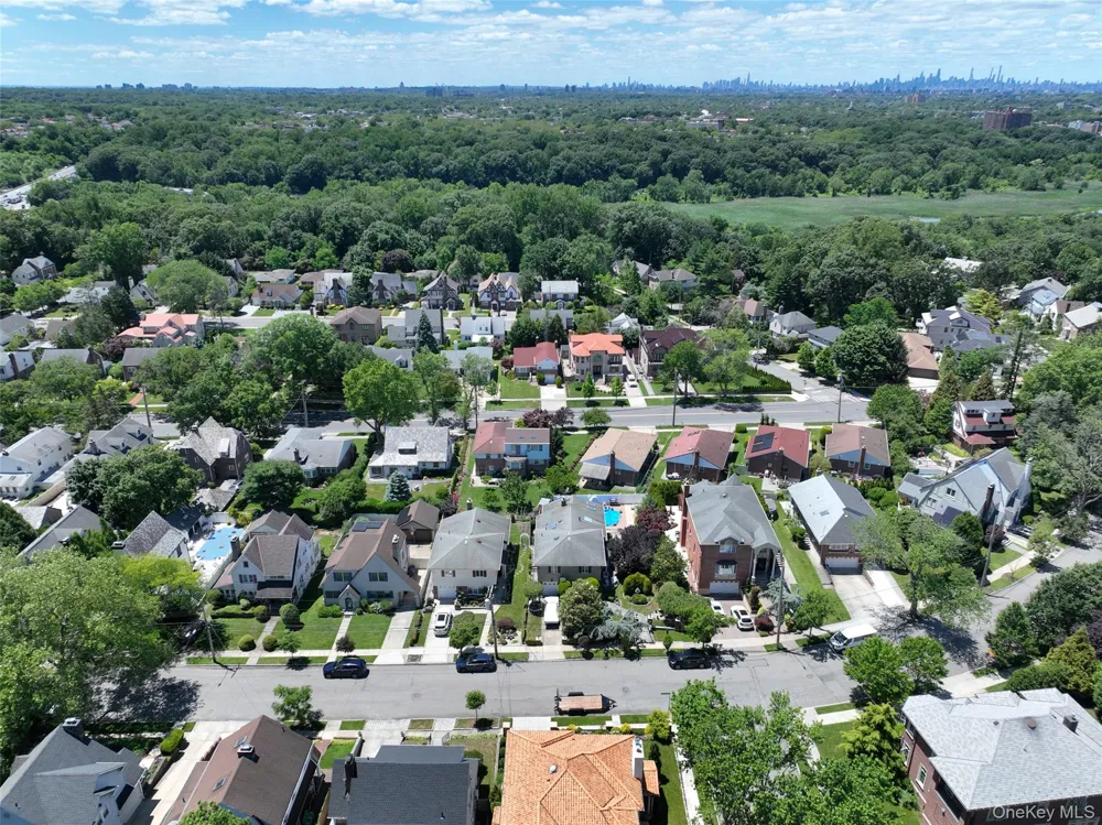 52-04 Redfield Street Douglaston, NY 11362