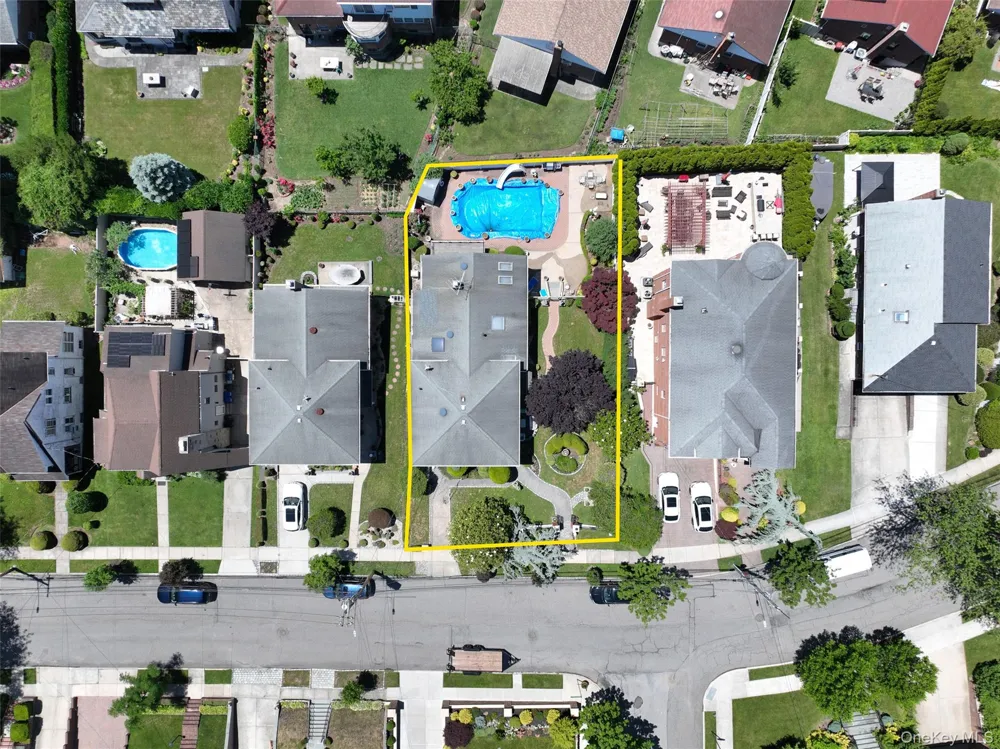 52-04 Redfield Street Douglaston, NY 11362