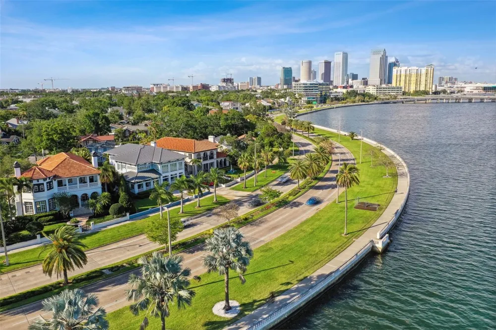 2413 BAYSHORE BOULEVARD #1904 Tampa, FL 33629