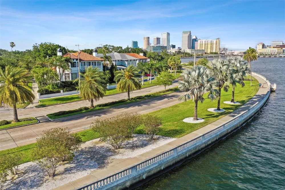2413 BAYSHORE BOULEVARD #1904 Tampa, FL 33629