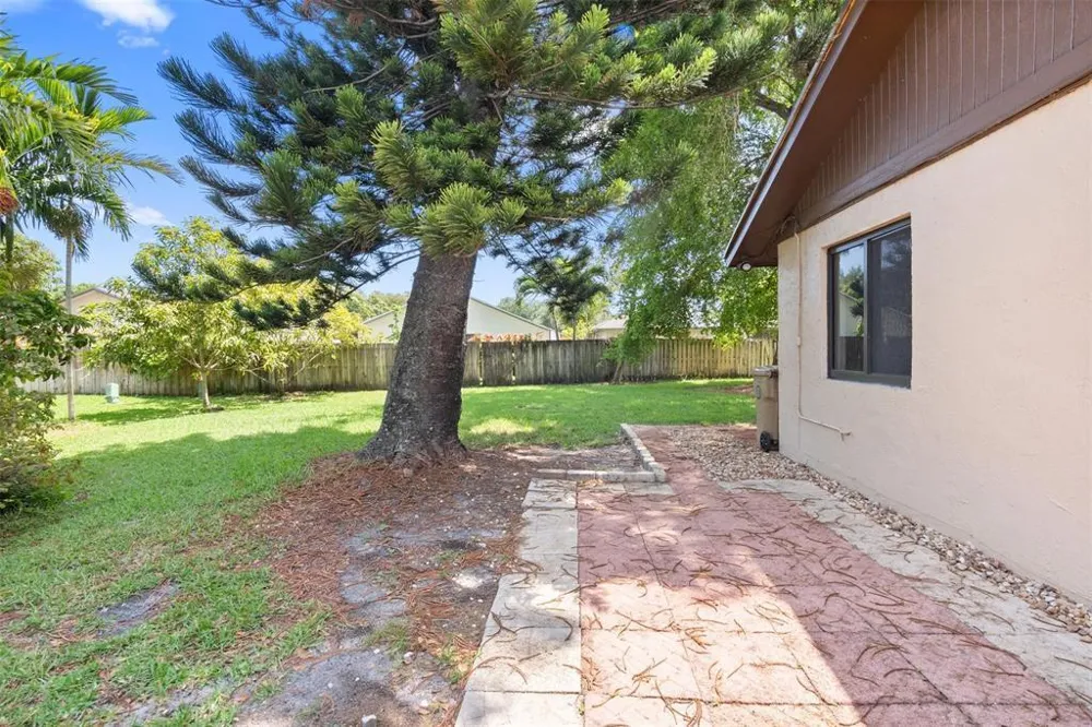 2146 Nova Village Drive Davie, FL 33317