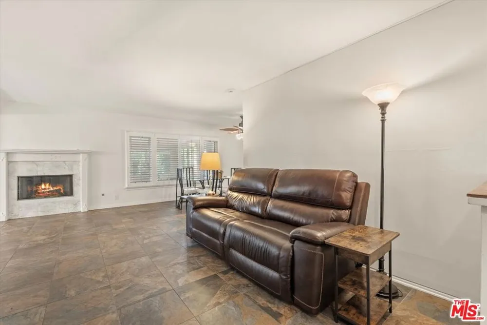 9313 Hayvenhurst Avenue North Hills, CA 91343