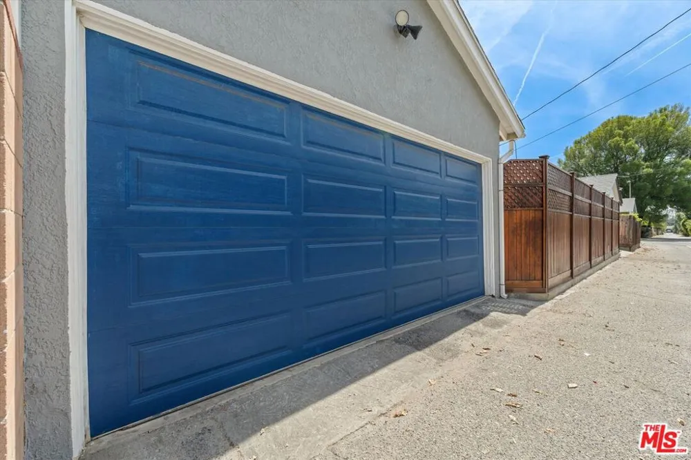 9313 Hayvenhurst Avenue North Hills, CA 91343