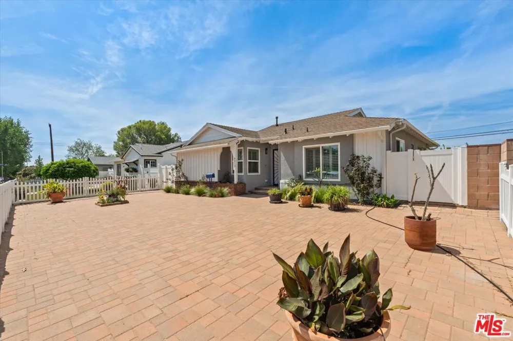 9313 Hayvenhurst Avenue North Hills, CA 91343