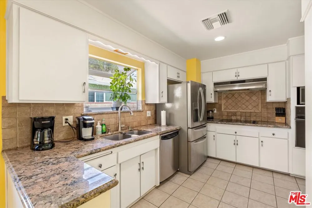 9313 Hayvenhurst Avenue North Hills, CA 91343