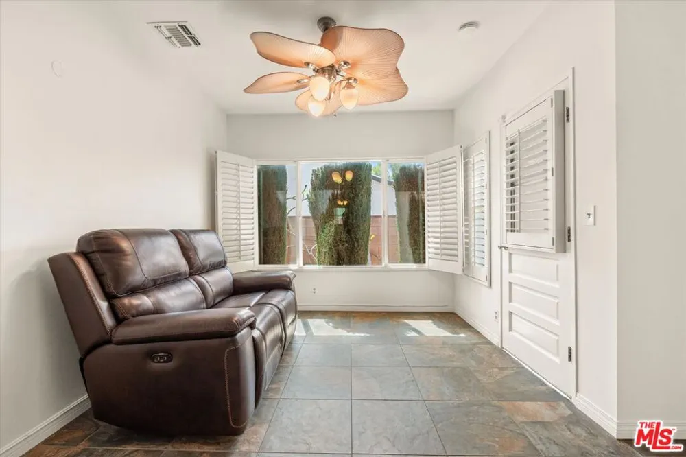 9313 Hayvenhurst Avenue North Hills, CA 91343