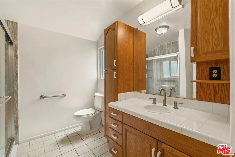 9313 Hayvenhurst Avenue North Hills, CA 91343