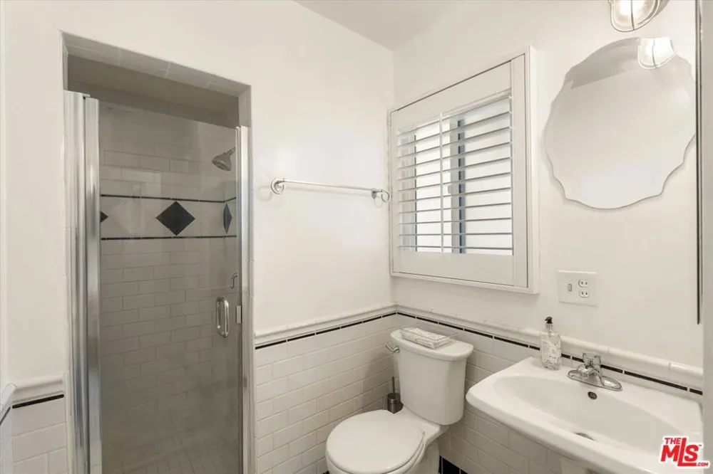 9313 Hayvenhurst Avenue North Hills, CA 91343