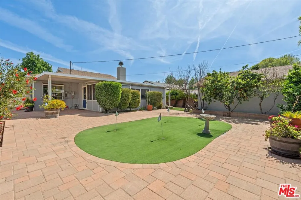 9313 Hayvenhurst Avenue North Hills, CA 91343