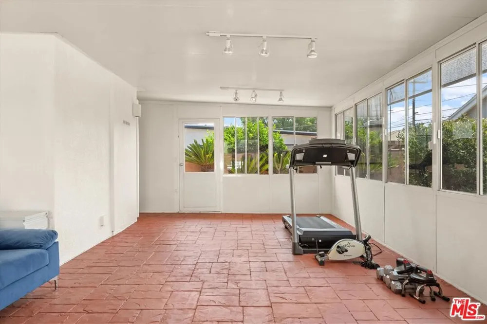 9313 Hayvenhurst Avenue North Hills, CA 91343