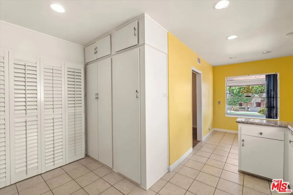 9313 Hayvenhurst Avenue North Hills, CA 91343