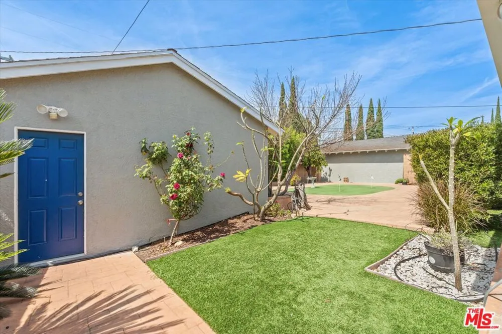 9313 Hayvenhurst Avenue North Hills, CA 91343