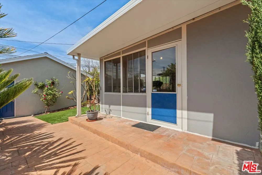 9313 Hayvenhurst Avenue North Hills, CA 91343