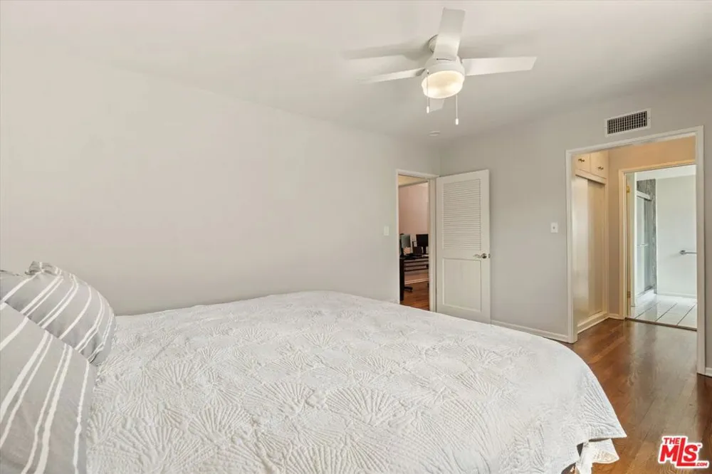 9313 Hayvenhurst Avenue North Hills, CA 91343