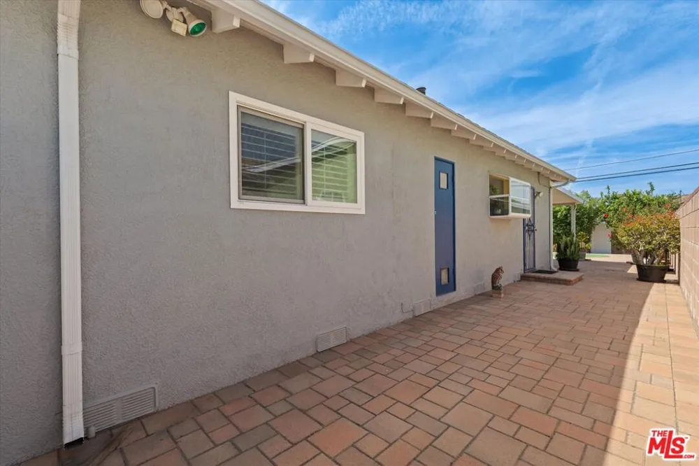9313 Hayvenhurst Avenue North Hills, CA 91343