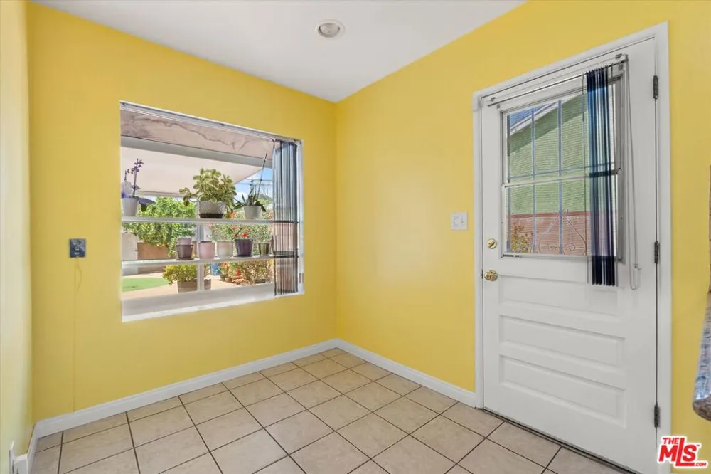 9313 Hayvenhurst Avenue North Hills, CA 91343