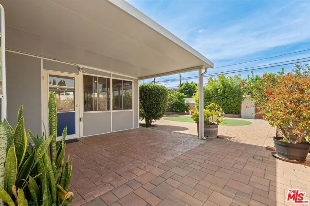 9313 Hayvenhurst Avenue North Hills, CA 91343