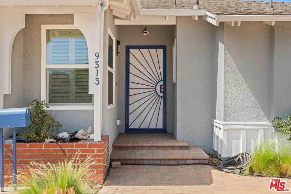 9313 Hayvenhurst Avenue North Hills, CA 91343