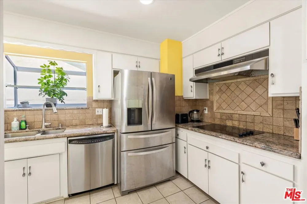 9313 Hayvenhurst Avenue North Hills, CA 91343
